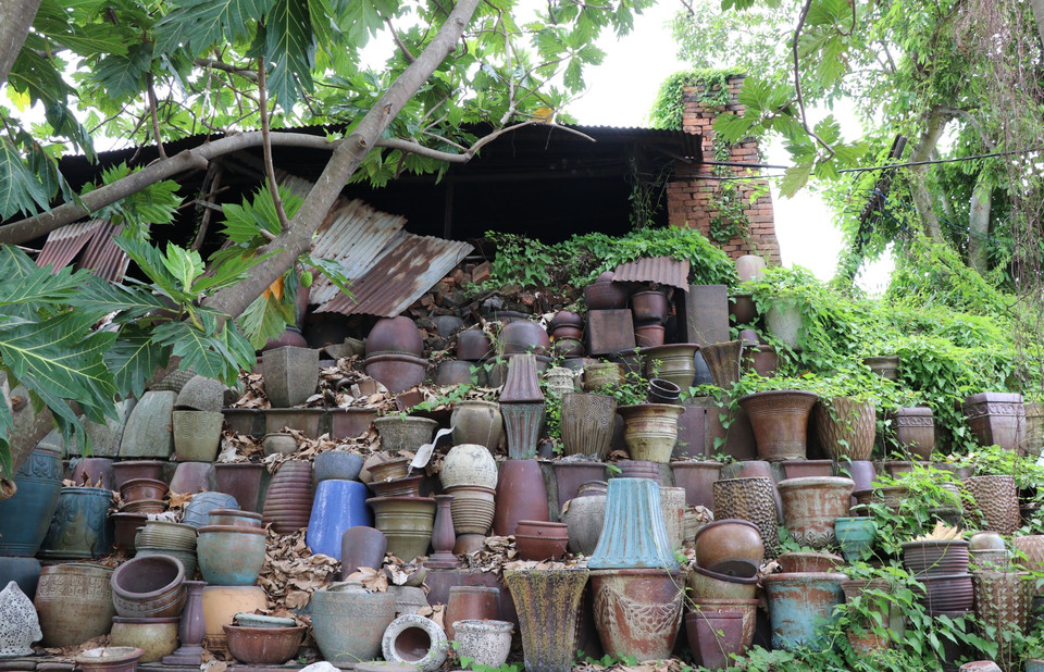 Ống khói của Lò gốm cổ Phong Sơn được xây dựng vào cuối thế kỷ 19 bên bờ sông Đồng Nai hiện vẫn được gia đình đời thứ 5 làm gốm Biên Hòa gìn giữ. (Ảnh: Sỹ Tuyên/TTXVN)