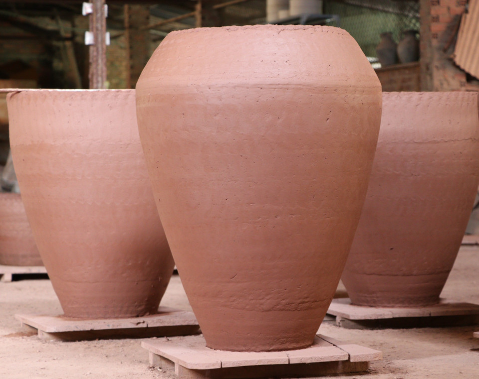 Sản phẩm gốm đất đen và men đỏ đá ong là một trong những sản phẩm nổi danh của gốm cổ Biên Hòa. (Ảnh: Sỹ Tuyên/TTXVN)