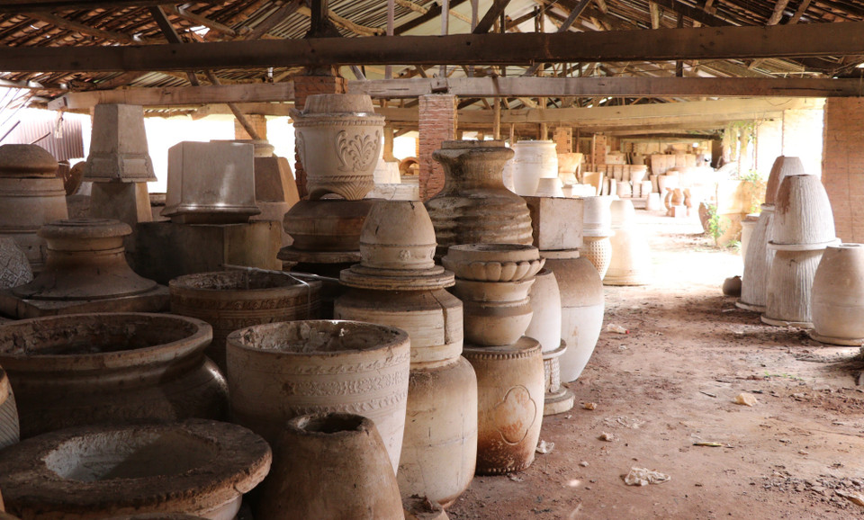 Sản phẩm gốm được sản xuất tại lò gốm Phong Sơn bên bờ sông Đồng Nai. (Ảnh: Sỹ Tuyên/TTXVN)