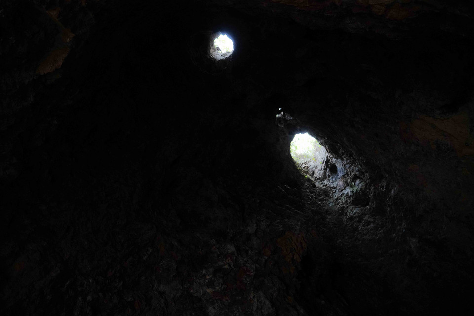 Trên đỉnh động có 3 lỗ thông hơi. (Nguồn: Bá Thành/Vietnam+)