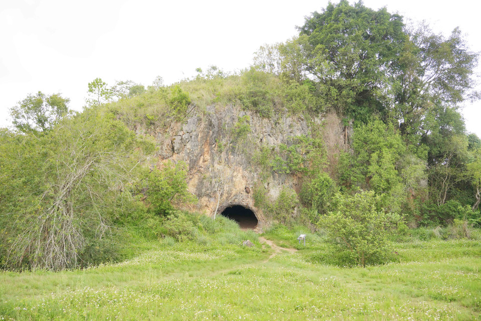Phía ngoài một cái hang ở Cánh đồng Chum Xiengkhouang. (Nguồn: Bá Thành/Vietnam+)