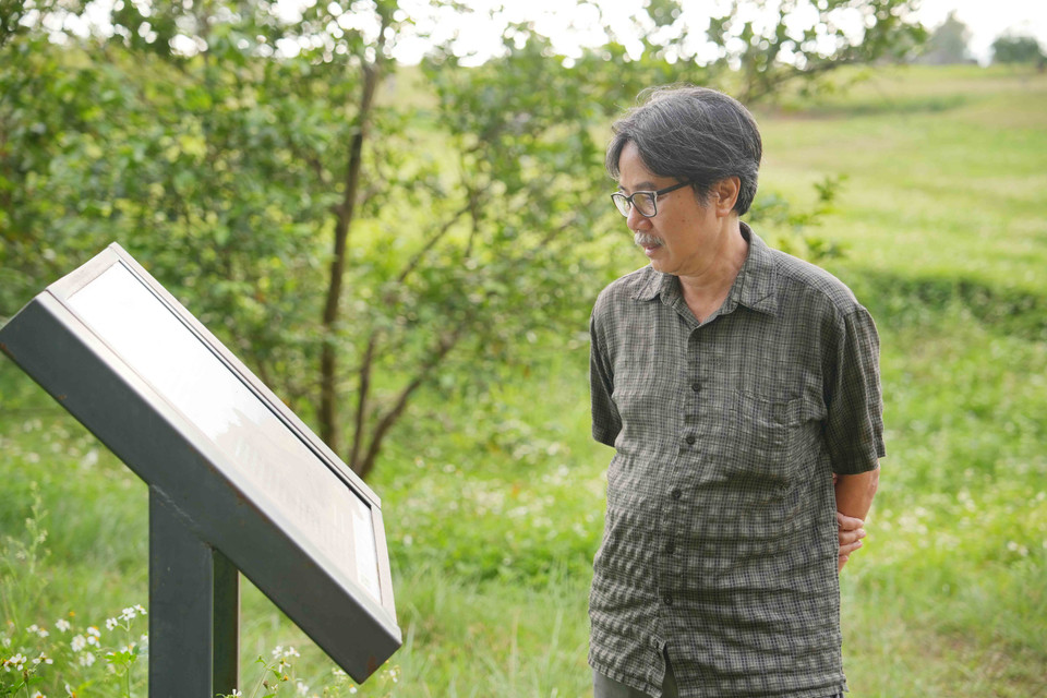 Du khách đang tìm hiểu về những chiếc chum kì bí ở Cao nguyên Xiengkhouang. (Nguồn: Bá Thành/Vietnam+)