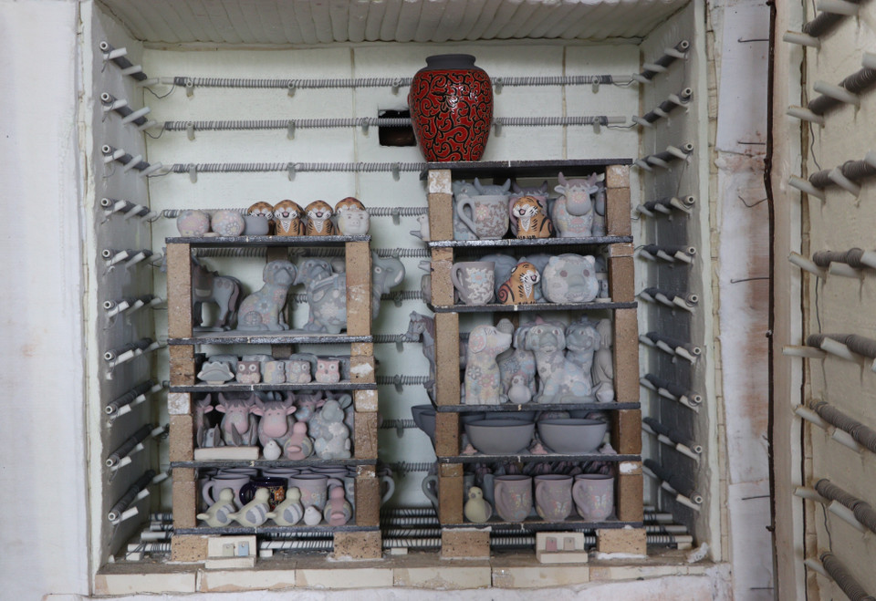 Gốm mỹ nghệ Biên Hòa được đưa vào lò nung bằng ga. (Ảnh: Sỹ Tuyên/TTXVN)