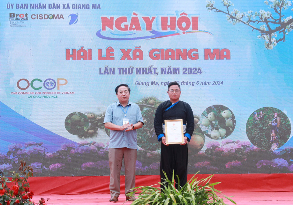 Ban tổ chức trao Giấy Chứng nhận sản phẩm OCOP đạt hạng 3 sao cho sản phẩm Lê Giang Ma thuộc đơn vị Tổ hợp tác chăm sóc, phát triển lê và liên kết tiêu thụ sản phẩm quả lê xã Giang Ma. (Ảnh: Quý Trung/TTXVN)
