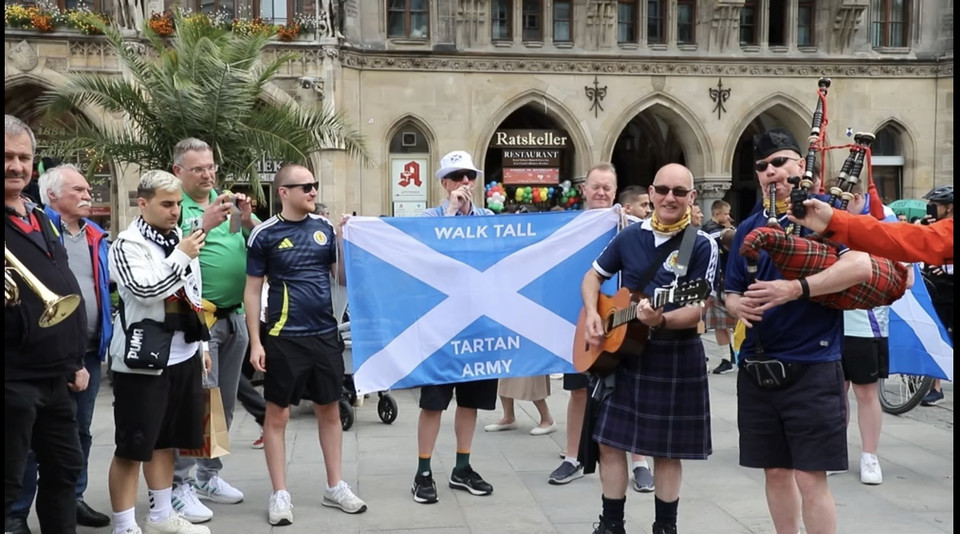 Các cổ động viên Scotland biểu diễn chào mừng trận khai mạc với chủ nhà Đức. (Ảnh: Phương Hoa/TTXVN)