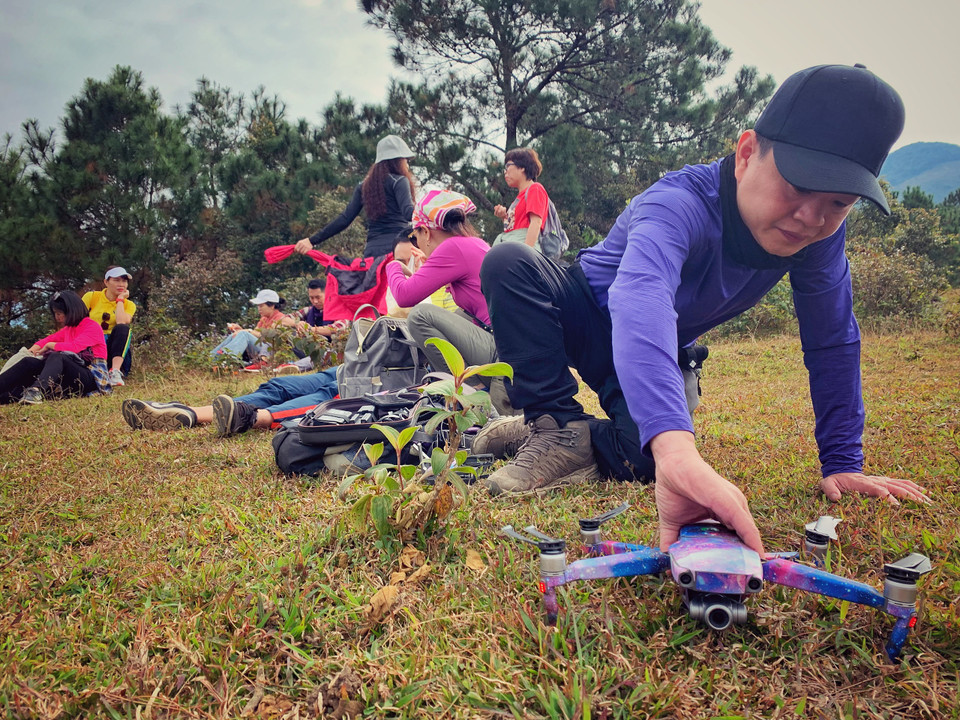 Nghỉ chân ở những khoảng đất rộng và bay fly để chiêm ngưỡng khung cảnh bao la, hùng vỹ đẹp tuyệt của Bình Liêu. (Ảnh: Xuân Mai/Vietnam+)
