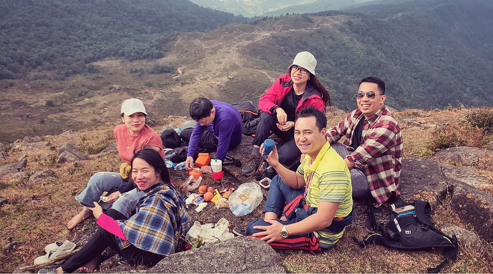 Trên đỉnh núi vào mùa Hè nền nhiệt khoảng 15-19 độ C, mùa Đông xuống còn dưới 10 độ C. Sau khi chinh phục đỉnh cao, hãy cùng nhau dừng chân nghỉ ngơi để cảm nhận vẻ đẹp của đất trời từ trên cao, tận hưởng thành quả của hành trình 'vượt qua chính mình. (Ảnh: Xuân Mai/Vietnam+)