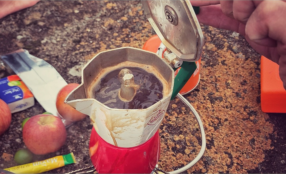 Đồ nghề không thể thiếu của dân nghiền càphê khi đi trekking. (Ảnh: Xuân Mai/Vietnam+)