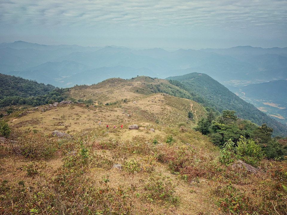 Để chinh phục Cao Xiêm, bạn nên đến trung tâm Bình Liêu nghỉ một tối trước khi leo. Sớm hôm sau thuê xe máy hoặc ôtô từ trung tâm thị trấn qua cung đường núi ngoằn nghoèo nhưng khung cảnh tuyệt đẹp của những khúc cua đèo dốc để đến bản Ngàn Mèo, gửi xe ở nhà dân trong bản rồi xuất phát. (Ảnh: Xuân Mai/Vietnam+)