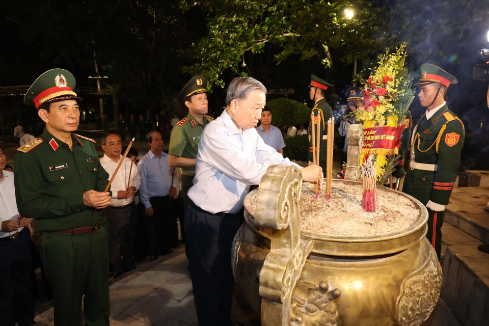 Tổng Bí thư, Chủ tịch nước Tô Lâm dâng hương tại Nghĩa trang Liệt sỹ Quốc gia Trường Sơn. (Ảnh: Lâm Khánh/TTXVN)