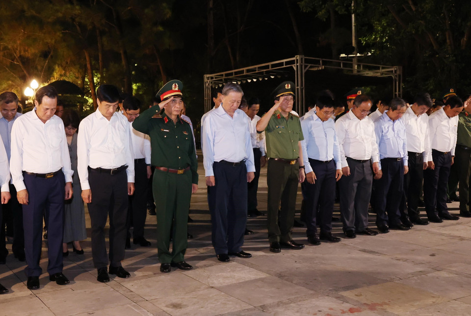 Tổng Bí thư, Chủ tịch nước Tô Lâm và đoàn công tác Trung ương đặt vòng hoa và dâng hương tại Nghĩa trang Liệt sỹ Quốc gia Trường Sơn. (Ảnh: Lâm Khánh/TTXVN)
