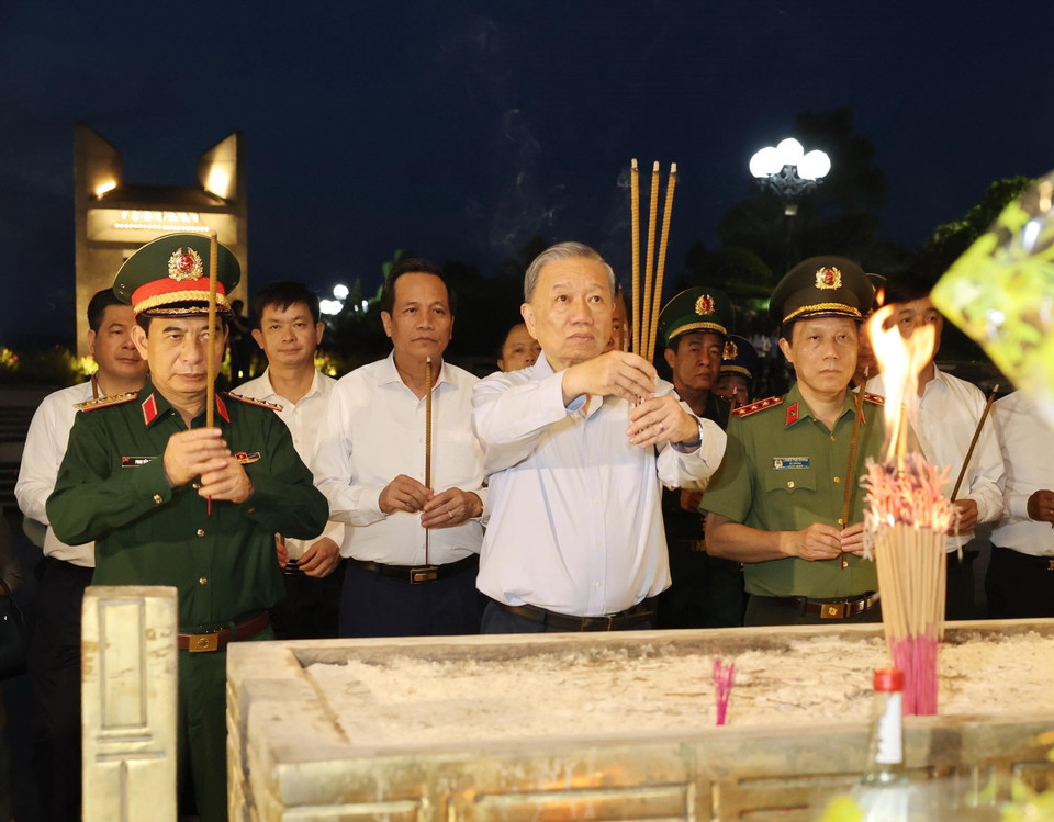 Tổng Bí thư, Chủ tịch nước Tô Lâm dâng hương tại Nghĩa trang Liệt sỹ Quốc gia Đường 9. (Ảnh: Lâm Khánh/TTXVN)