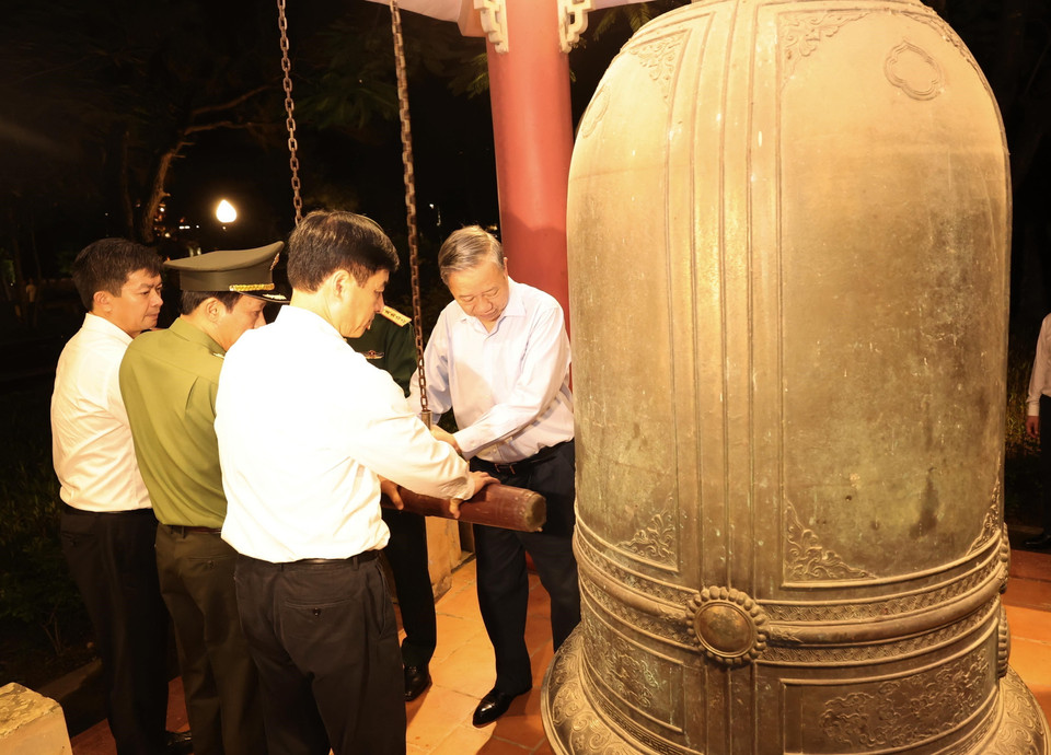 Tổng Bí thư, Chủ tịch nước Tô Lâm thỉnh chuông, kính báo anh linh các Anh hùng liệt sỹ tại Nghĩa trang Liệt sỹ Quốc gia Trường Sơn. (Ảnh: Lâm Khánh/TTXVN)