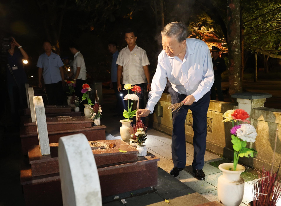 Tổng Bí thư, Chủ tịch nước Tô Lâm dâng hương tại Nghĩa trang Liệt sỹ Quốc gia Trường Sơn. (Ảnh: Lâm Khánh/TTXVN)