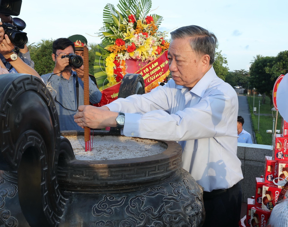 Tổng Bí thư, Chủ tịch nước Tô Lâm dâng hương tại Khu Di tích Đặc biệt Thành cổ Quảng Trị. (Ảnh: Lâm Khánh/TTXVN)