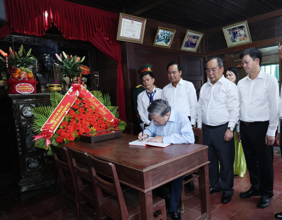 Tổng Bí thư, Chủ tịch nước Tô Lâm ghi lưu bút tại Khu lưu niệm Tổng Bí thư Lê Duẩn. (Ảnh: Lâm Khánh/TTXVN)