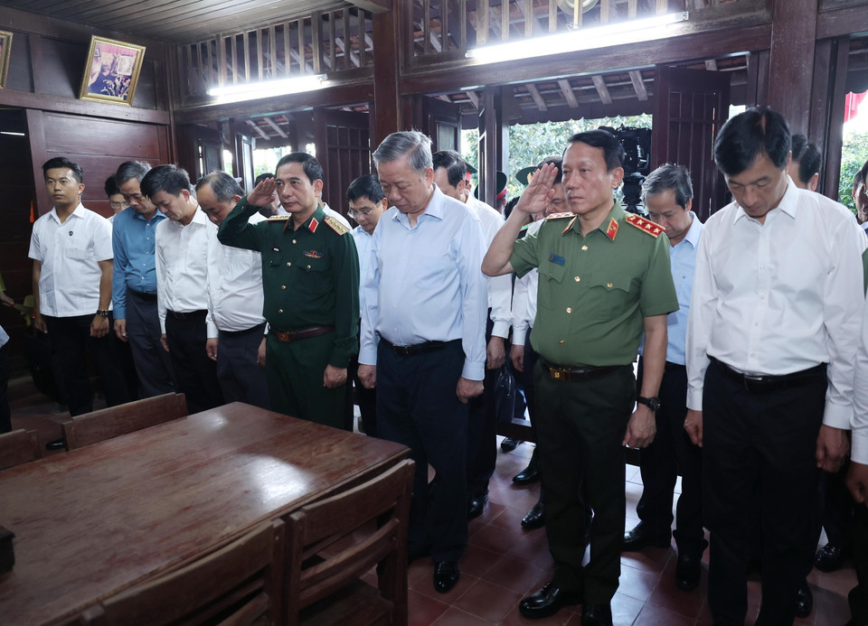 Tổng Bí thư, Chủ tịch nước Tô Lâm dâng hương tại Khu lưu niệm Tổng Bí thư Lê Duẩn. (Ảnh: Lâm Khánh/TTXVN)