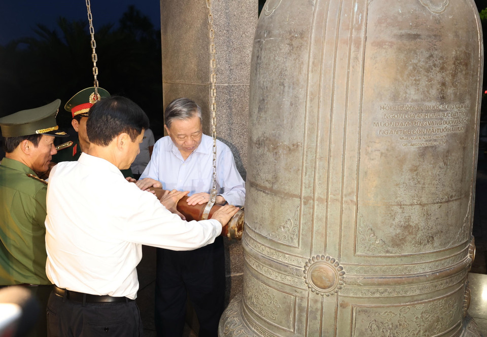 Tổng Bí thư, Chủ tịch nước Tô Lâm thỉnh chuông tại Nghĩa trang Liệt sỹ Quốc gia Đường 9. (Ảnh: Lâm Khánh/TTXVN)