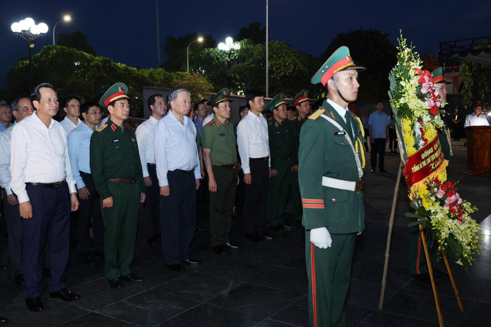 Tổng Bí thư, Chủ tịch nước Tô Lâm dâng hoa, dâng hương tại Nghĩa trang Liệt sỹ Quốc gia Đường 9. (Ảnh: Lâm Khánh/TTXVN)