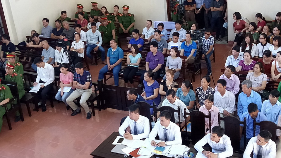 Người nhà của các nạn nhân tử vong trong sự cố y khoa tại Bệnh viện Đa khoa tỉnh Hòa Bình và người đại diện hợp pháp liên quan đến vụ án có mặt tại phiên tòa. (Ảnh: Vũ Thị Hà/TTXVN)