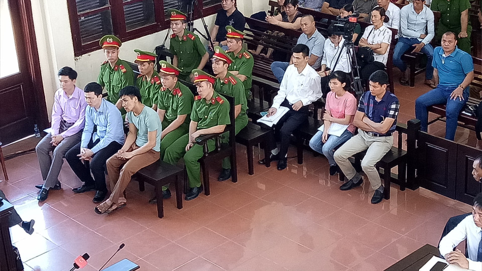 Các bị cáo cùng người có liên quan đến vụ án có mặt tại phiên tòa. (Ảnh: Vũ Thị Hà/TTXVN)