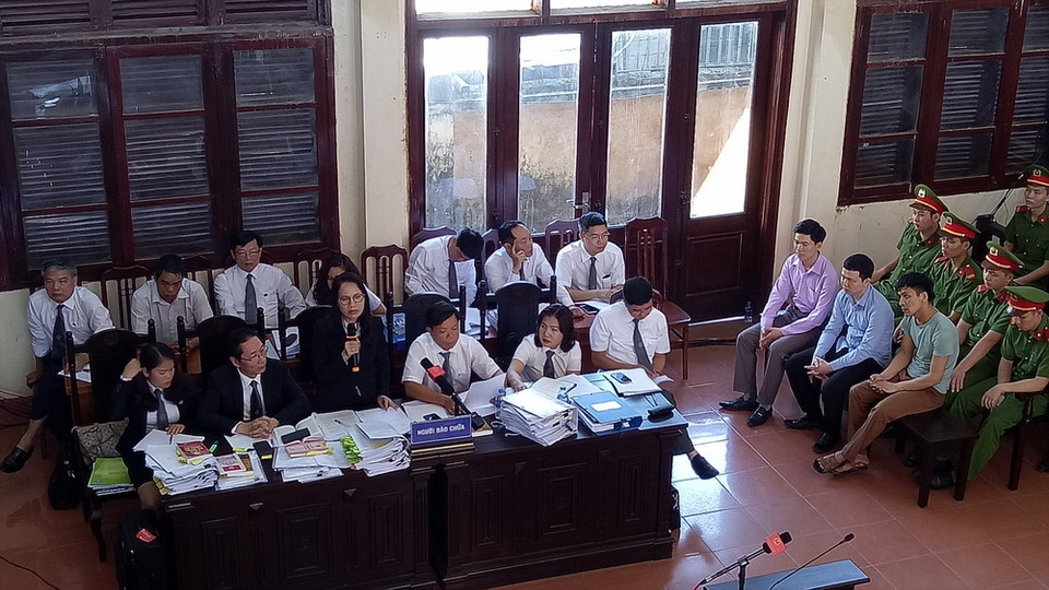 Các luật sư đăng ký tham gia tố tụng tại phiên tòa. (Ảnh: Vũ Thị Hà/TTXVN)