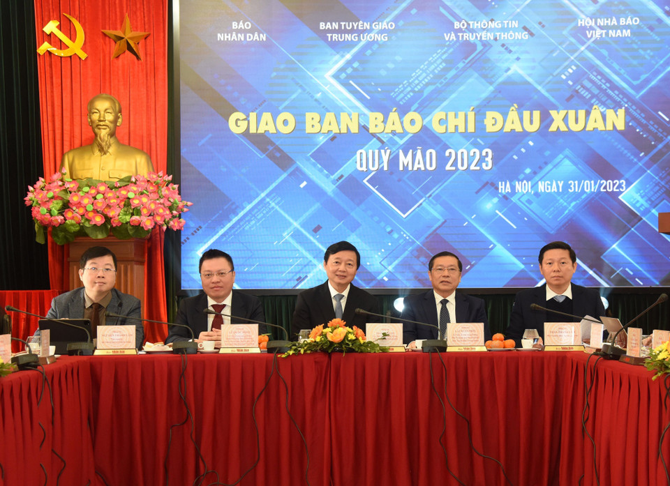 Phó Thủ tướng Trần Hồng Hà, lãnh đạo Ban Tuyên giáo Trung ương, Bộ Thông tin và Truyền thông, Báo Nhân Dân và Hội Nhà báo Việt Nam đồng chủ trì Giao ban báo chí đầu Xuân Quý Mão 2023. (Ảnh: TTXVN)