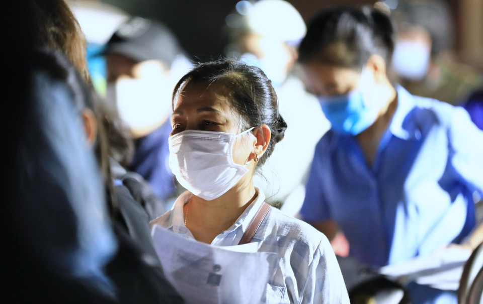 Khuôn mặt lo lắng của một người dân khi biết thông tin phong tỏa toàn bộ chung cư Sky City Tower 88 Láng Hạ. (Ảnh: Thành Đạt/TTXVN)