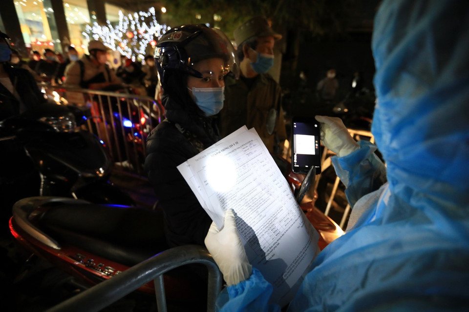 Tất cả người dân sinh sống và làm việc tại chung cư Sky City Tower ở 88 Láng Hạ phải khai báo y tế. (Ảnh: Thành Đạt/TTXVN)