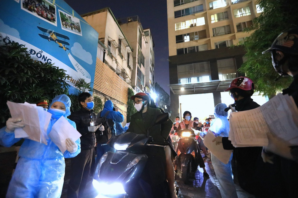 Tất cả người dân sinh sống và làm việc tại chung cư Sky City Tower ở 88 Láng Hạ phải khai báo y tế. (Ảnh: Thành Đạt/TTXVN)