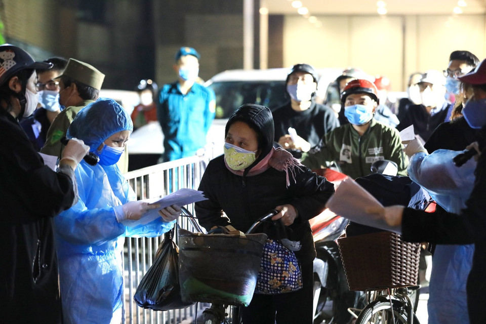 Tất cả người dân sinh sống và làm việc tại chung cư Sky City Tower ở 88 Láng Hạ phải khai báo y tế. (Ảnh: Thành Đạt/TTXVN)