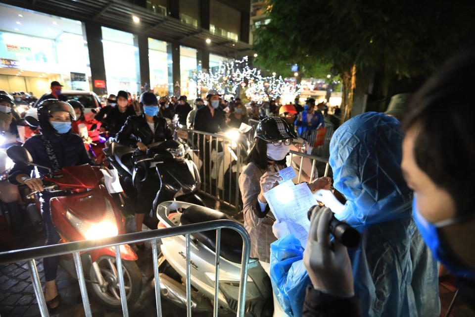 Tất cả người dân sinh sống và làm việc tại chung cư Sky City Tower ở 88 Láng Hạ phải khai báo y tế. (Ảnh: Thành Đạt/TTXVN)