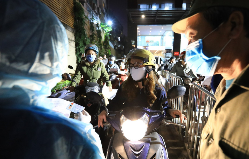 Tất cả người dân sinh sống và làm việc tại chung cư Sky City Tower ở 88 Láng Hạ phải khai báo y tế. (Ảnh: Thành Đạt/TTXVN)