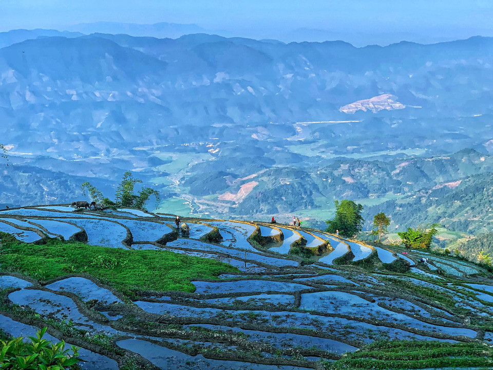 18 giờ 30 phút, trên lưng chừng núi, bóng hoàng hôn sắp phủ lên những triền nước lóng lánh. (Ảnh: Vietnam+)