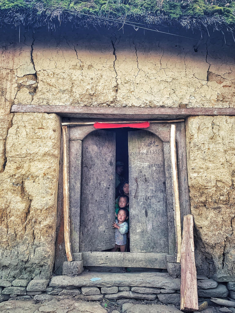 7 giờ tối trên núi trời vẫn sáng, chỉ có bóng nắng là tắt và rất ít âm thanh dưới những nếp nhà gianh đã lên rêu rậm rì này.(Ảnh: Xuân Mai/Vietnam+)