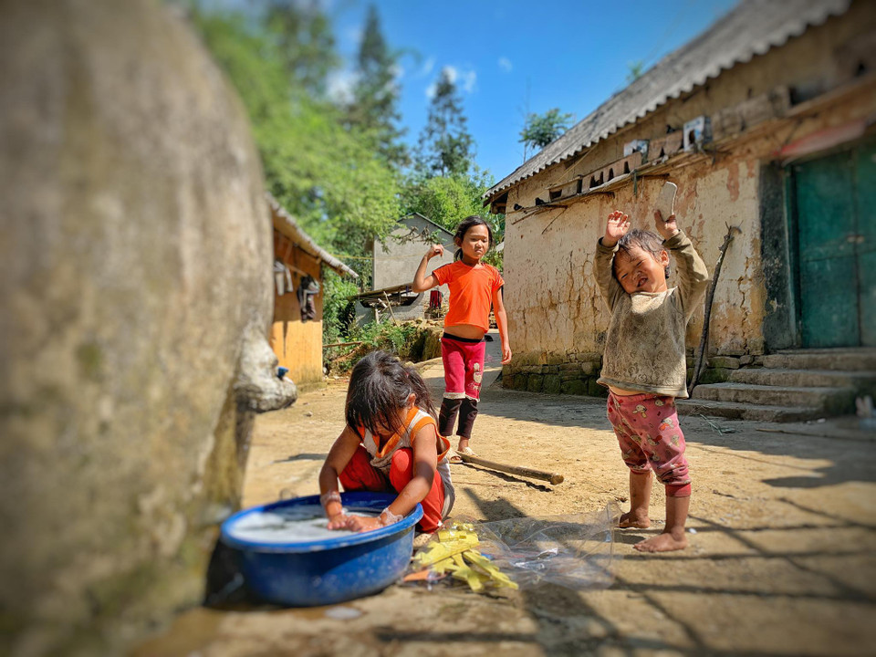 Theo đánh giá khảo sát của Sở Văn hóa, Thể thao và Du lịch địa phương, người dân thôn Choản Thèn hiện vẫn giữ được nhiều nét văn hóa đặc sắc như: kiến trúc nhà trình tường, trang phục, ẩm thực, lễ hội, trò chơi dân gian truyền thống… (Ảnh: Xuân Mai/Vietnam+)