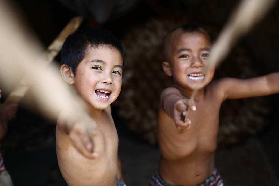 ...hoặc đấu kiếm. (Ảnh: Xuân Mai/Vietnam+)