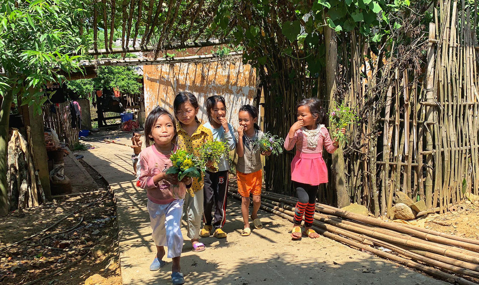 Chúng tụ tập rồi đi khắp thôn bản, chỗ nào vui là dừng...(Ảnh: Xuân Mai/Vietnam+)