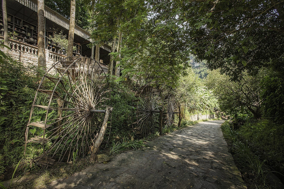 Cọn nước - một nét văn hóa đặc trưng của đồng bào Mường được tái hiện ngay trên lối vào bảo tàng. (Ảnh: Trọng Đạt/TTXVN)