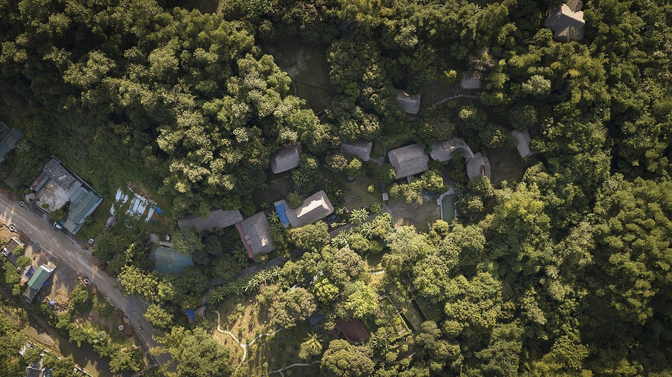 Bảo tàng không gian văn hóa Mường nhìn từ trên cao, nằm trong một thung lũng núi đá vôi nhỏ có diện tích khoảng 5ha nơi đây vốn là địa bàn sinh sống của người Mường cổ. (Ảnh: Trọng Đạt/TTXVN)