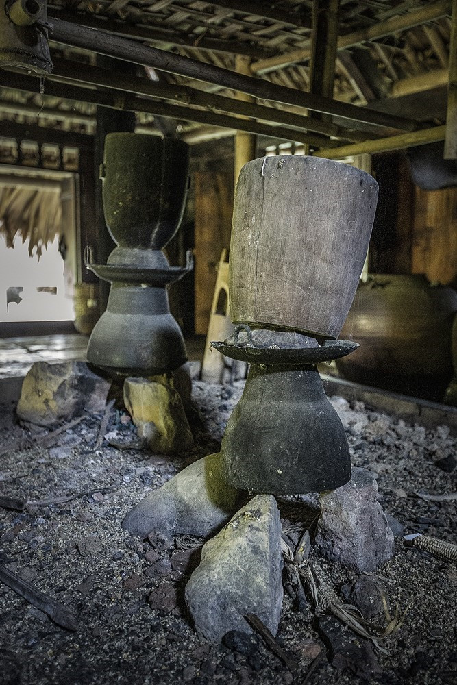 Trong thiết kế bài trí của ngôi nhà Lang không thể nào thiếu hai bếp lửa, một bếp ở gian cuối dùng để nấu nướng, sinh hoạt chung cho gia đình quan Lang, một bếp ở gian đầu hồi dùng để giải quyết việc công và tiếp khách. (Ảnh: Trọng Đạt/TTXVN)