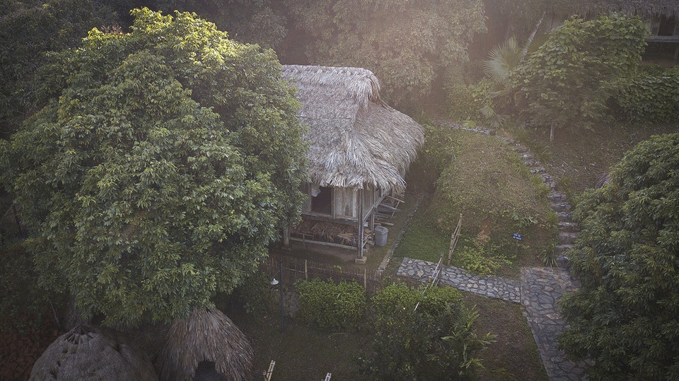Bảo tàng không gian văn hóa Mường nhìn từ trên cao, nằm trong một thung lũng núi đá vôi nhỏ có diện tích khoảng 5ha nơi đây vốn là địa bàn sinh sống của người Mường cổ. (Ảnh: Trọng Đạt/TTXVN)