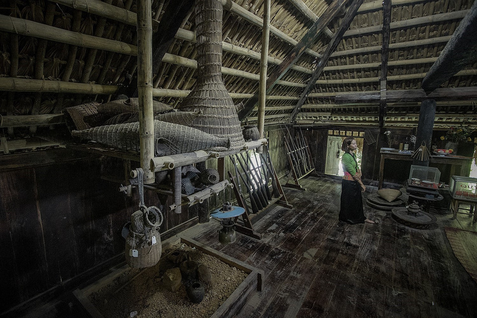 Trong thiết kế bài trí của ngôi nhà Lang không thể nào thiếu hai bếp lửa, một bếp ở gian cuối dùng để nấu nướng, sinh hoạt chung cho gia đình quan Lang, một bếp ở gian đầu hồi dùng để giải quyết việc công và tiếp khách. (Ảnh: Trọng Đạt/TTXVN)