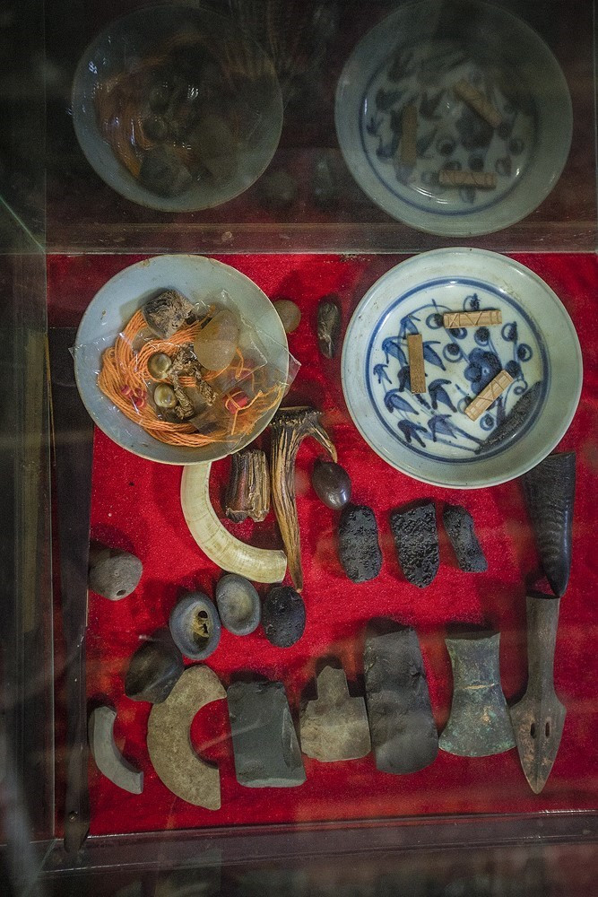 Một số vật dụng của Thầy cúng trong cộng đồng người Mường hay còn gọi là các Thầy Mo. (Ảnh: Trọng Đạt/TTXVN)