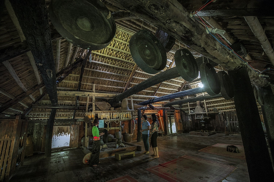  Không gian bên trong nhà Lang - tầng lớp có quyền lực cao nhất, nắm quyền thống trị toàn Mường. Nhà lang trong văn hóa Mường được ví như trung tâm quyền lực của xứ Mường. (Ảnh: Trọng Đạt/TTXVN)