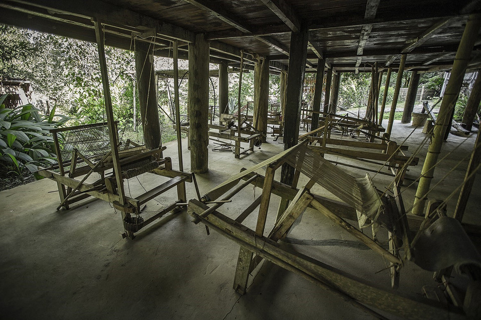 Du khách đến đây không chỉ tham quan mà còn được hòa mình vào cuộc sống của người Mường. (Ảnh: Trọng Đạt/TTXVN)