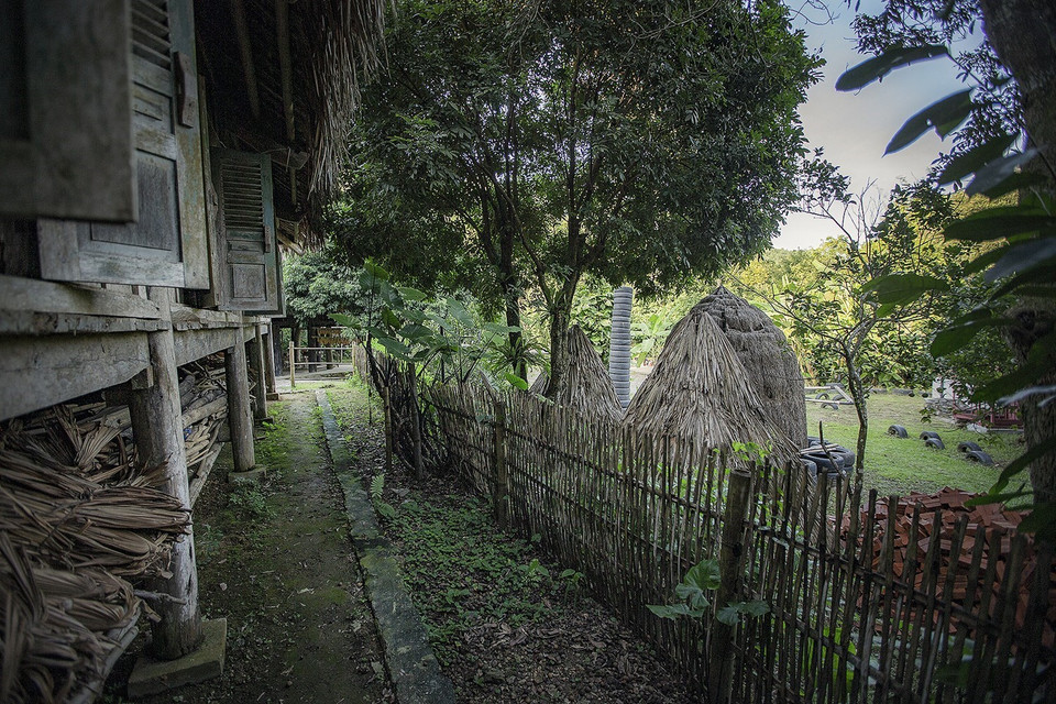  Lối đi bên cạnh nhà Ậu trong không gian bảo tàng văn hóa Mường. (Ảnh: Trọng Đạt/TTXVN)