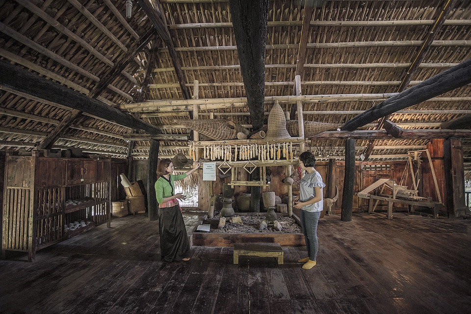 Không gian bên trong nhà Lang - tầng lớp có quyền lực cao nhất, nắm quyền thống trị toàn Mường. Nhà lang trong văn hóa Mường được ví như trung tâm quyền lực của xứ Mường. (Ảnh: Trọng Đạt/TTXVN)