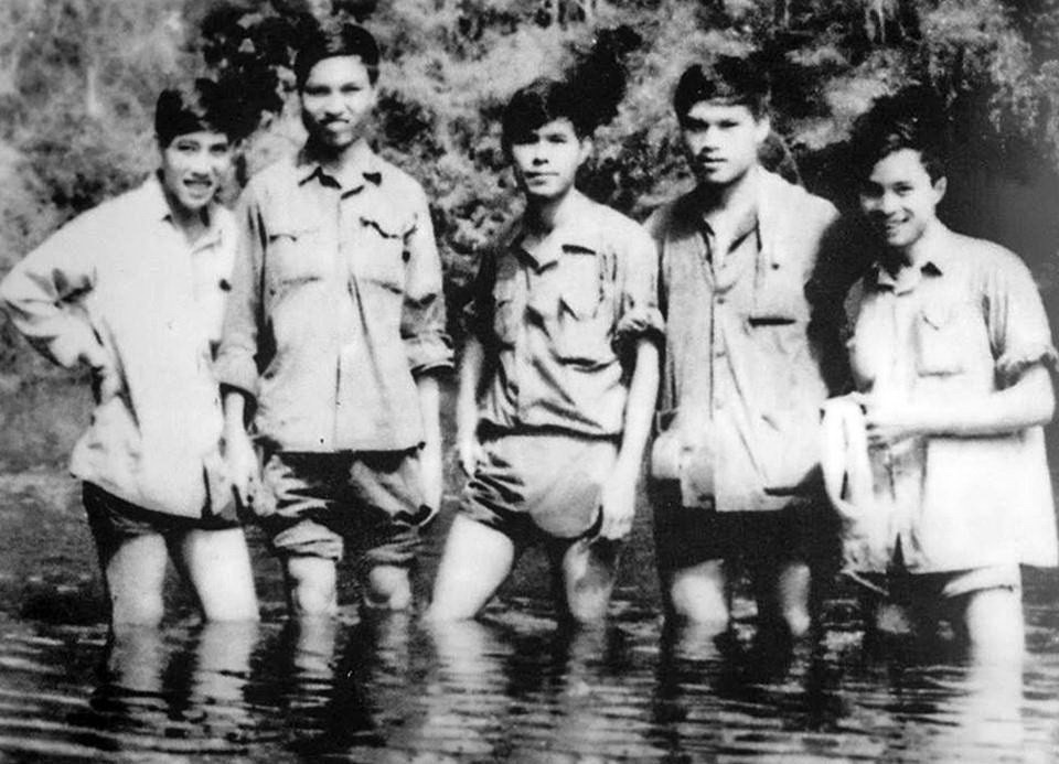 Nhóm phóng viên GP 10 của VNTTX chi viện cho TTXGP đi chiến trường miền Đông Nam Bộ tại chiến khu Mã Đà (Đồng Nai) đầu năm 1974 (Từ trái qua: Kim Sơn, Vũ Xuân Bân, Phạm Cao Phong, Nguyễn Sỹ Thủy, Lý Văn Tích). (Ảnh: Tư liệu TTXGP)