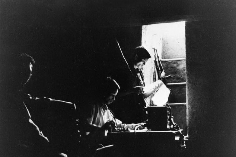 Tổ điện báo viên của TTXGP gửi tin, bài về tổng xã trong những ngày kháng chiến. (Ảnh: Tư liệu VNTTX)